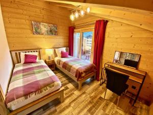1 dormitorio con 2 camas en una cabaña de madera en Le Nid du Corbeau en Morgins