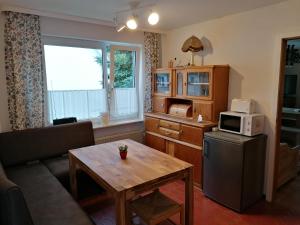 a living room with a table and a microwave at Ferienwohnung Miller in Owingen