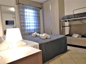 Un pat sau paturi într-o cameră la Gabbiano Apartments