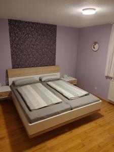 1 dormitorio con 1 cama en una habitación en Ferienwohnung Angelika Zimmermann Dettelbach, en Dettelbach
