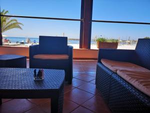 Area soggiorno di Vel Marì - Rooms on the Beach
