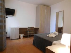 Un pat sau paturi într-o cameră la Gabbiano Apartments