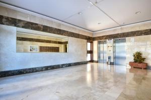 un vestíbulo de un edificio con una maceta en Homeincalpe Apolo XVII 1-14-41, en Calpe 12 fotos más