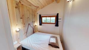 Giường trong phòng chung tại Camping du Lac de Saujon