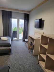 Televízia a/alebo spoločenská miestnosť v ubytovaní Karolowy pokoje&apartamenty