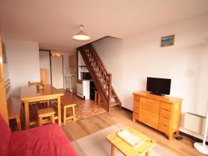 Appartement Les Saisies, 3 pièces, 6 personnes - FR-1-293-65にあるテレビまたはエンターテインメントセンター