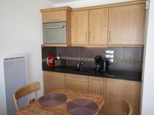 A kitchen or kitchenette at Appartement Villard-sur-Doron, 2 pièces, 4 personnes - FR-1-293-244