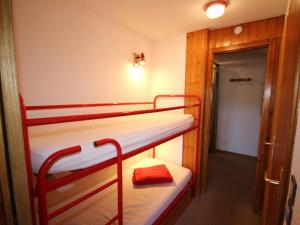 レ・セジーにあるAppartement Les Saisies, 2 pièces, 5 personnes - FR-1-293-124の二段ベッド2台と廊下が備わる客室です。