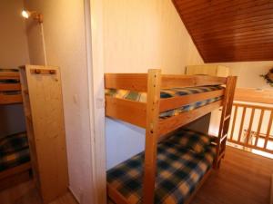 Bunk bed o mga bunk bed sa kuwarto sa Appartement Les Saisies, 3 pièces, 8 personnes - FR-1-293-82
