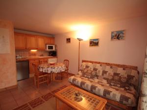 - un salon avec un canapé et une table dans l'établissement Appartement Villard-sur-Doron, 3 pièces, 4 personnes - FR-1-293-208, à Villard-sur-Doron