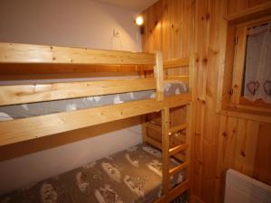 Villard-sur-DoronにあるAppartement Villard-sur-Doron, 3 pièces, 4 personnes - FR-1-293-208の二段ベッド2組が備わる木造の部屋です。