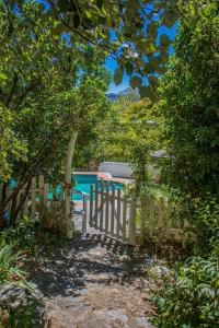 a wooden fence next to a swimming pool at Cortijo La Viñuela in Atalbéitar