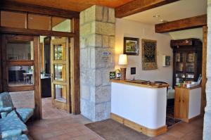 die Lobby eines Hauses mit einer Bar darin in der Unterkunft A Bouza in Samieira