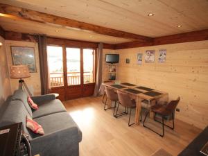 ein Wohnzimmer mit einem Sofa, einem Tisch und Stühlen in der Unterkunft Appartement Les Saisies, 2 pièces, 5 personnes - FR-1-293-270 in Hauteluce