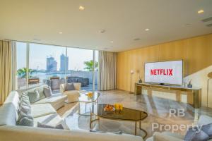 - un salon avec un canapé et une télévision dans l'établissement FIVE Palm Beach Villa - Three Floors, Private Pool, Jacuzzi, à Dubaï
