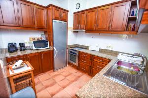 Een keuken of kitchenette bij 3 bedrooms house at Funchal 400 m away from the beach with city view and wifi