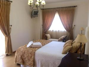 Postel nebo postele na pokoji v ubytování Spacious apartment with sea view in Nazaré - 120 m², fireplace