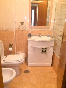 Koupelna v ubytování Spacious apartment with sea view in Nazaré - 120 m², fireplace