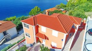 widok z powietrza na dom z pomarańczowym dachem w obiekcie Holiday Home Adriatic View w mieście Prižba