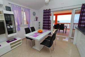kuchnia i jadalnia ze stołem i krzesłami w obiekcie Holiday Home Adriatic View w mieście Prižba