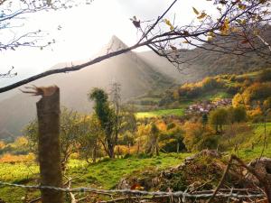 un pueblo de montaña en el valle brumoso en Casa de Ligueria en Rozapanera