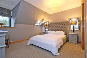 Postel nebo postele na pokoji v ubytování Fabulous Home in a historic building in Cults, Aberdeenshire