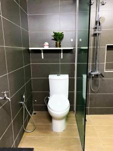 uma casa de banho com um WC e um chuveiro em Mas Homestay em Kuala Lumpur