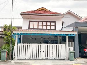 una cerca blanca frente a una casa en Mas Homestay en Kuala Lumpur