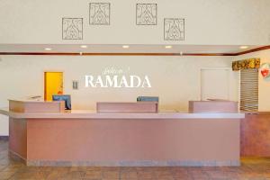 un vestíbulo de un hotel ramada con recepción en Ramada by Wyndham Draper, en Draper