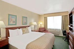 Posteľ alebo postele v izbe v ubytovaní Ramada by Wyndham Draper