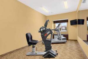 een fitnessruimte met een loopband en een hometrainer bij Microtel Inn & Suites by Wyndham in Shelbyville