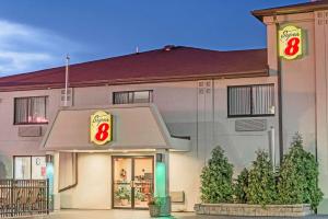 尼亚加拉瀑布Super 8 by Wyndham Niagara Falls的快餐店前有两个标志