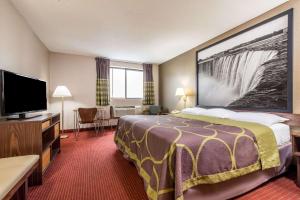 Super 8 by Wyndham Niagara Falls客房内的一张或多张床位
