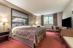 Super 8 by Wyndham Niagara Falls客房内的一张或多张床位