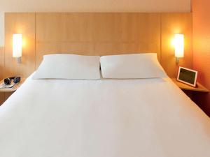 Postel nebo postele na pokoji v ubytování Ibis Roanne Le Coteau Hotel Restaurant