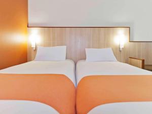 een paar bedden in een hotelkamer bij Ibis Al Barsha in Dubai