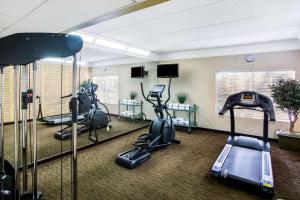 un gimnasio con cintas de correr y elípticas en una habitación en La Quinta by Wyndham Austin Southwest, en Austin