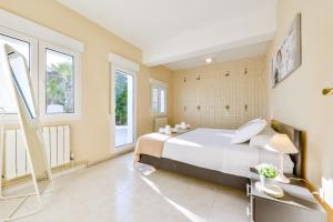 Postel nebo postele na pokoji v ubytování Villas Guzman - Cucarres + 37 fotografií