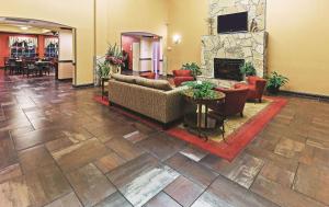 a lobby with a couch and a fireplace at La Quinta by Wyndham Eastland in Eastland