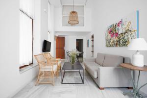 ein Wohnzimmer mit einem Sofa und einem Tisch in der Unterkunft numa I Molina Apartments in Sevilla