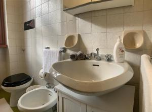A bathroom at Villa Dei Cedri Még 13 kép