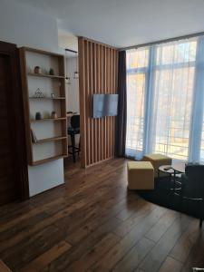 ein Wohnzimmer mit einem Sofa und einem TV in der Unterkunft Studio Djurdja in Divčibare