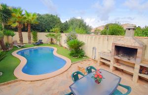 un patio trasero con piscina y chimenea en Villa Capavila 196 by Mallorca Charme, en Muro