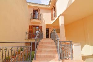 Una escalera que conduce a una casa con balcón en Villa Capavila 196 by Mallorca Charme, en Muro