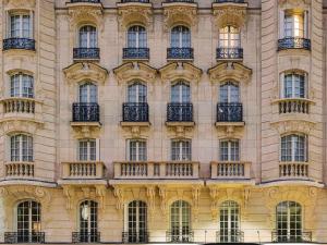 パリにあるMercure Paris Gare De Lyon Opera Bastilleの窓とバルコニー付きの建物の外観