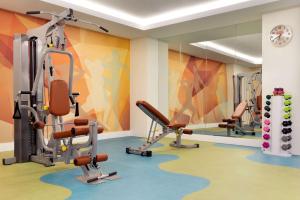 The fitness centre and/or fitness facilities at Ramada Plaza by Wyndham Eskisehir