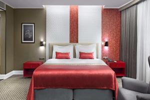 سرير أو أسرّة في غرفة في Ramada Plaza by Wyndham Eskisehir