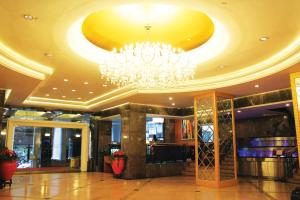 un gran vestíbulo con una lámpara de araña en un edificio en Metropark Hotel Macau, en Macau
