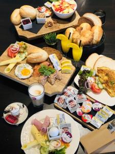 einen Tisch mit vielen verschiedenen Lebensmitteln in der Unterkunft BnB Grand Café Prins Bernhard in Venlo