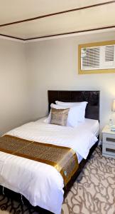 une chambre avec un grand lit dans une pièce dans l'établissement Unique Farm Cottage, à Al-Ula